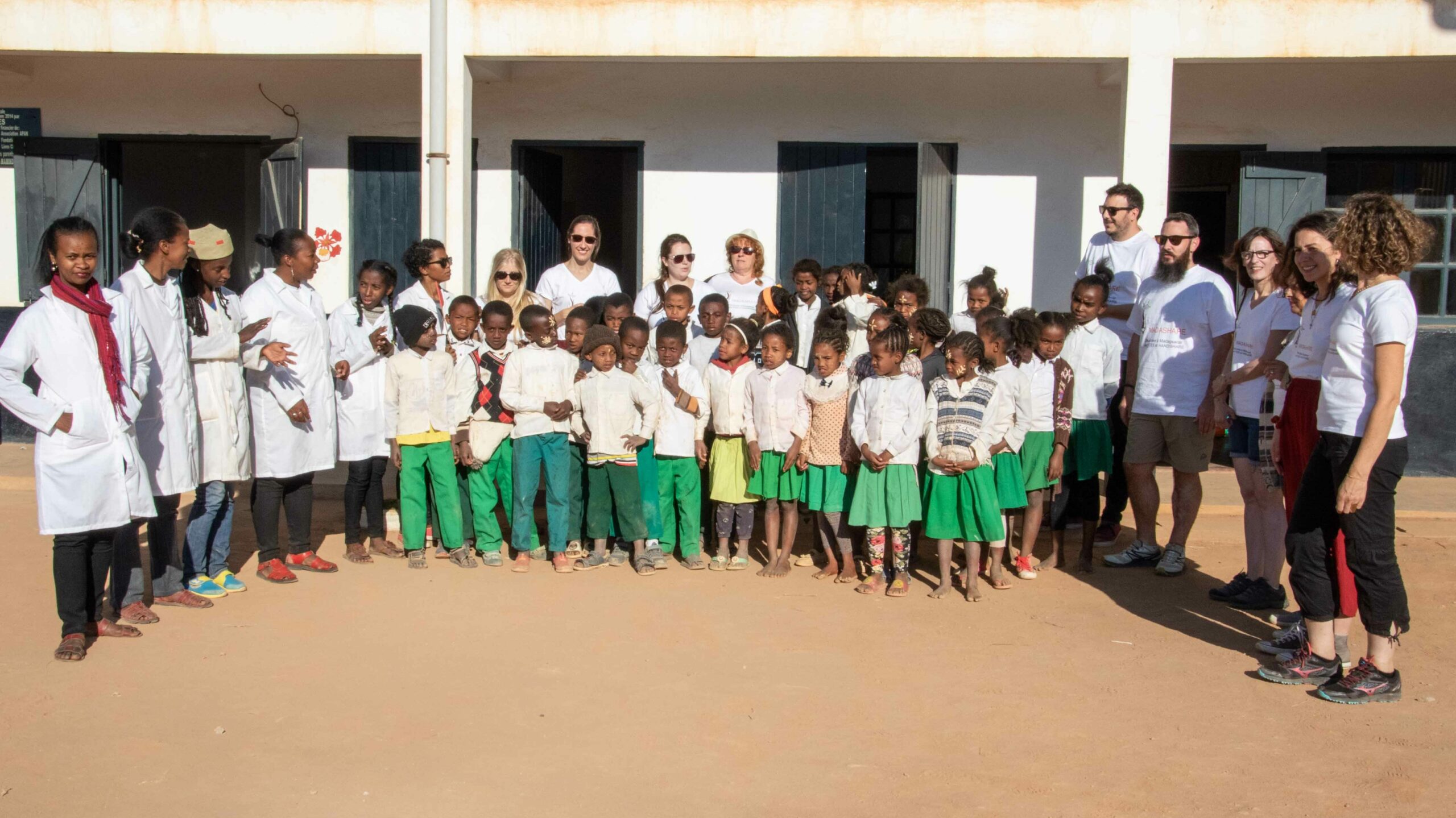 Photo de l'équipe Madashare dans l'école de Tana en 2019 (Madagascar).